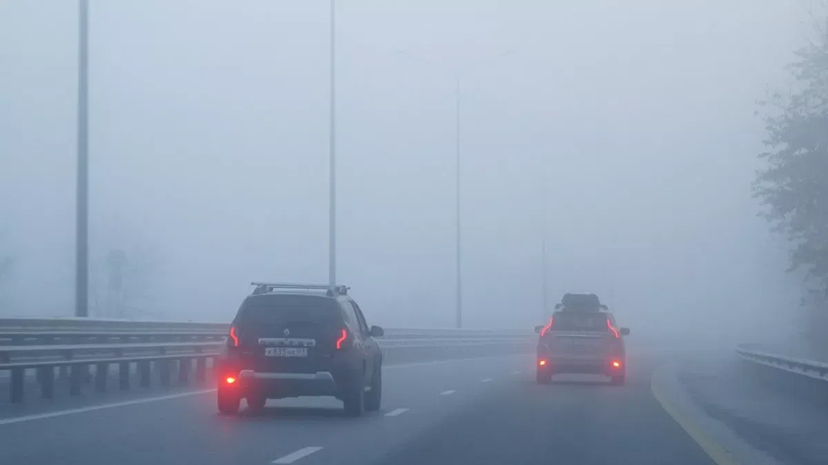 Οδήγηση με ομίχλη: Οι 7 κανόνες που σώζουν ζωές στον δρόμο