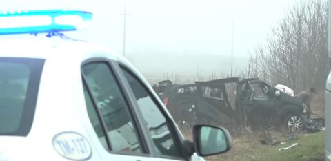 Προσωπικό της ελληνικής πρεσβείας στο σημείο του δυστυχήματος με τους οπαδούς του ΠΑΟΚ