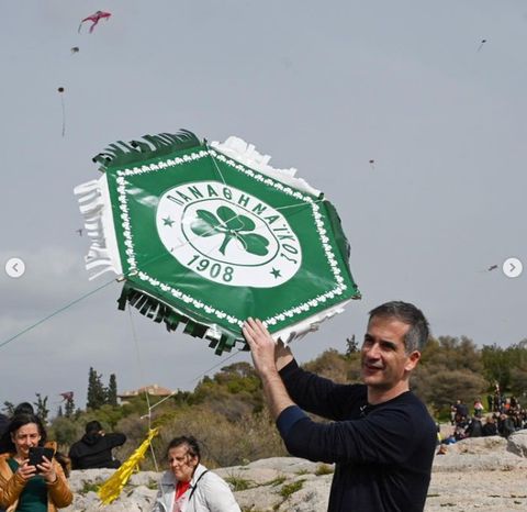 Ο Κώστας Μπακογιάννης στο λόφο του Φιλοπάππου με χαρταετό «Παναθηναϊκός»