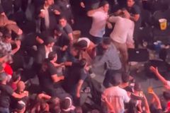 Σκηνές απείρου κάλλους σε αγώνα UFC στο Μεξικό, με θεατή να χάνει τις αισθήσεις του έπειτα από γροθιά (vid)