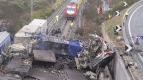 «Ξεμπάζωμα» στα Τέμπη: Βρέθηκαν ανθρώπινα οστά μαζί με συντρίμμια των δύο τρένων