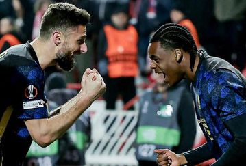 Το επιβλητικό κορεό των οπαδών του Ερυθρού Αστέρα με τον Άγιο Συμεών (vid)