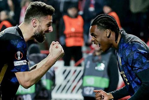 Το επιβλητικό κορεό των οπαδών του Ερυθρού Αστέρα με τον Άγιο Συμεών (vid)