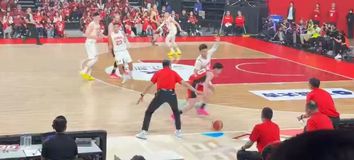 Απίστευτο σκηνικό: Προπονητής έπαιξε άμυνα και έκλεψε την μπάλα σε αγώνα Κίνας-Ιαπωνίας!