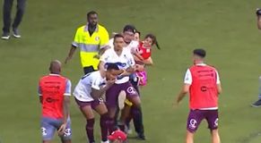 Οπαδός της Ιντερνασιονάλ εισέβαλε στο γήπεδο κρατώντας την κόρη του και κλώτσησε αντίπαλο παίκτη (vid)