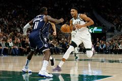 Νοκ άουτ Αντετοκούνμπο-Χόλιντεϊ με τους Πϊστονς