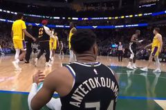 Ο ΛεΜπρόν όρμησε στο παρκέ και γκρίνιαζε για τον Γιάννη - Οι δύο φάσεις στο τέλος της κανονικής διάρκειας που έγινε χαμός! (vid)