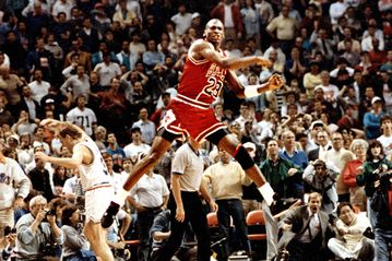 Μάικλ Τζόρνταν: Aυτό είναι το «αστρονομικό» ποσό που πωλήθηκε η πρώτη φανέλα του στους Μπουλς