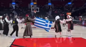 Ελληνική βραδιά σε ματς των Μπακς με Αναστασία, χορό και παραδοσιακές στολές (vid)