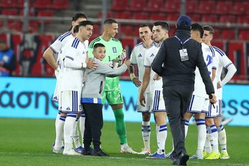 Πιτσιρικάς μπήκε στο γήπεδο και φωτογραφήθηκε με τους παίκτες της Εθνικής Ελλάδας (pics)