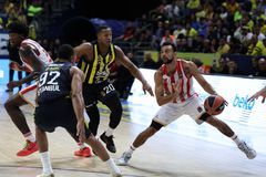 Υπογράφει τριετές στην Αρμάνι Μιλάνο ο Ντέβον Χολ (pic)