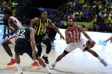 Υπογράφει τριετές στην Αρμάνι Μιλάνο ο Ντέβον Χολ (pic)