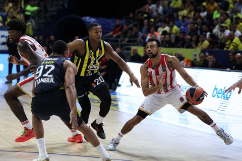 Υπογράφει τριετές στην Αρμάνι Μιλάνο ο Ντέβον Χολ (pic)