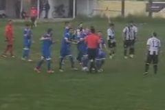 Αγριες σκηνές σε τοπικό αγώνα: Επίθεση σε διαιτητές, ένας στο νοσοκομείο – Η ποινή