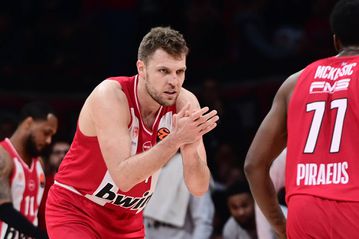 «Σκέφτηκα να φύγω, αλλά όλα άλλαξαν»: Η εξομολόγηση Βεζένκοφ για Ολυμπιακό, NBA και Μπαρτζώκα