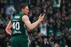 Ο Γκριγκόνις βρίσκει ξανά το... χέρι του και το T-Center υποκλίνεται!