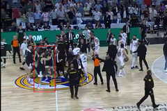 Ο Παπαπέτρου μπήκε στο παρκέ για να χωρίσει και προσπαθούσε να συμμαζέψει τα ασυμμάζευτα