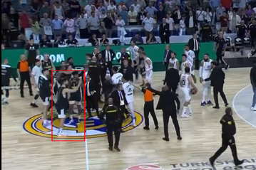 Ο Παπαπέτρου μπήκε στο παρκέ για να χωρίσει και προσπαθούσε να συμμαζέψει τα ασυμμάζευτα