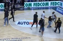 Η κοπέλα του Γιαμπουσέλε μπήκε στο γήπεδο για να τον τραβήξει από τα επεισόδια (vid)