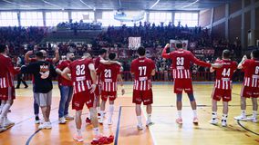 Οι παίκτες του Ολυμπιακού πανηγύρισαν με τον κόσμο την πρόκριση στον τελικό (vid)