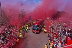 Πανικός από τους φίλους της Λίβερπουλ έξω από το Άνφιλντ και αποθέωση σε Σλοτ και παίκτες λίγο πριν τη... στέψη (vids)