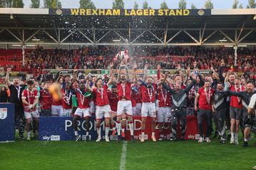 Συνεχίζει να γράφει ιστορία στην Αγγλία η... χολιγουντιανή Ρέξαμ που ανέβηκε στην Τσάμπιονσιπ