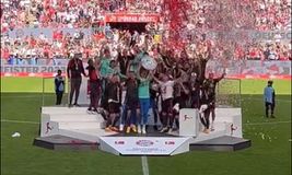 Η Μπάγερν σήκωσε το... αντίγραφο της Σαλατιέρας! (vids)