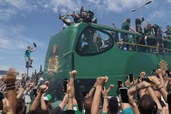 Παναθηναϊκός: Η πορεία του λεωφορείου των πρωταθλητών που περνά μέσα από... πράσινη λαοθάλασσα φιλάθλων