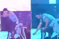 Ο Γκρίλις πήγε να πέσει από το λεωφορείο κατά τη διάρκεια της παρέλασης για την κατάκτηση της Premier League (vid)