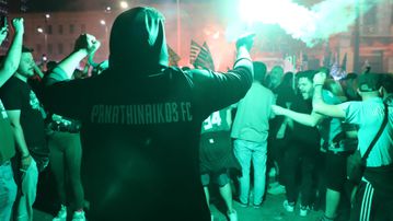 Ντελίριο: Η άφιξη του πρωταθλητή Ευρώπης, Παναθηναϊκού, στο ξενοδοχείο και η αποθέωση από τους οπαδούς (vid)