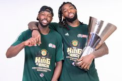 Η επίσημη φωτογράφιση των παικτών του Παναθηναϊκού με την κούπα της Euroleague (gallery)