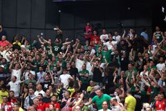 Τέλος καλό όλα καλά: Επέστρεψαν από το Άμπου Ντάμπι οι 200 Έλληνες οπαδοί μετά από 40ωρη περιπέτεια