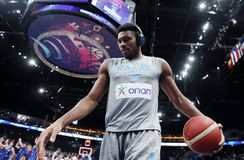 Ώρα αποφάσεων για Αντετοκούνμπο: Στην Αμερική ο Γιάννης και μέχρι τέλους της εβδομάδας η απάντηση των Μπακς για τη συμμετοχή του στο Παγκόσμιο