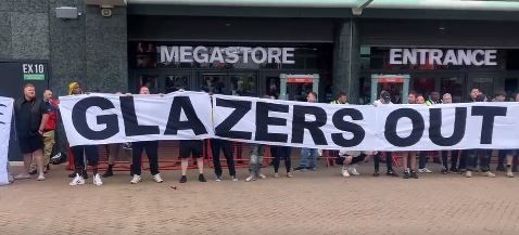 Χάος στο Μάντσεστερ: Εξαγριωμένοι οπαδοί απαιτούν την αποχώρηση των Γκλέιζερς, έκλεισε το κατάστημα της ομάδας! (vids)