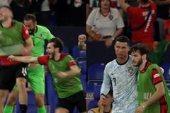 Ο Κβαρατσχέλια πρώτα αγκάλιασε τον Κριστιάνο Ρονάλντο και μετά πήγε να πανηγυρίσει την πρόκριση της Γεωργίας (vid)