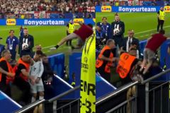 Οπαδός πήδηξε από τις κερκίδες και για εκατοστά δεν χτύπησε τον Κριστιάνο Ρονάλντο (vid)