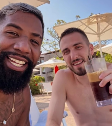 Ο Ροντινέι χαλαρώνει στην παραλία με Φορτούνη και φρεντάκι (vid)