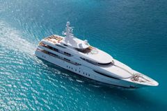 Ποιος επώνυμος παράγοντας, που δεν φημίζεται για τις στυλιστικές του επιλογές, αγόρασε αντί πολλών εκατ. ευρώ 45μετρο υπερπολυτελές σκάφος που ανήκε στον οίκο μόδας Ferre;