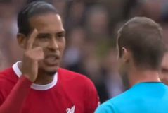 Κινδυνεύει με βαριά «καμπάνα» ο Φαν Ντάικ για το «επεισόδιο» με τον διαιτητή