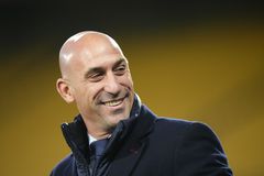 Ποιος είναι ο Λουίς Ρουμπιάλες, που η FIFA τον έπαυσε από τα καθήκοντά του, για το φιλί στην Ερμόσο