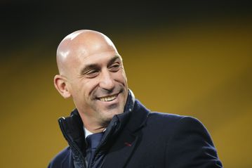 Ποιος είναι ο Λουίς Ρουμπιάλες, που η FIFA τον έπαυσε από τα καθήκοντά του, για το φιλί στην Ερμόσο