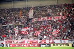 Οι οπαδοί της Φράιμπουργκ σήκωσαν πανό και τα έχωσαν σε Ρουμπιάλες και Ρουμενίγκε για το φιλί στην Ερμόσο (pic)