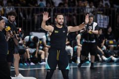 Ο Κάρι το... γύρισε στην παραγωγή ταινιών!