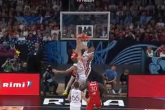 Απίθανο poster κάρφωμα του Χάζερ μπροστά σε Πορζίνγκις και Μέγιερις (vid)