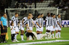 Υπέροχη στιγμή στην Τούμπα: ΠΑΟΚ και Βόλος μπήκαν στο γήπεδο με αδέσποτα σκυλιά (pics)