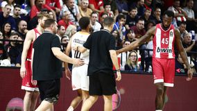 Η στιγμή που το ιατρικό τιμ των «ερυθρολεύκων» έσπευσε να βοηθήσει τον ΜακΚάλουμ (vid)