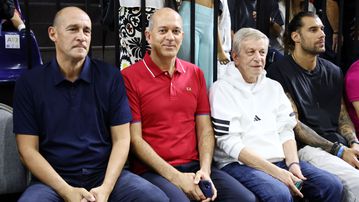 Παρόντες οι αδερφοί Αγγελόπουλοι, ο Πρίντεζης και ο Σκινδήλιας στο Ολυμπιακός - Προμηθέας (vid)