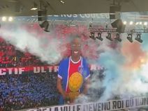 «Ο πρίγκιπας που έγινε βασιλιάς»: Το εντυπωσιακό κορεό των οπαδών της Παρί Σεν Ζερμέν για τον Ντεμπελέ (vid)