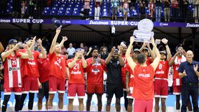 Η στιγμή της απονομής του Super Cup στον Ολυμπιακό