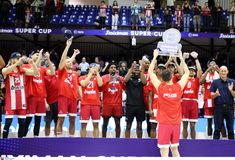 Η στιγμή της απονομής του Super Cup στον Ολυμπιακό